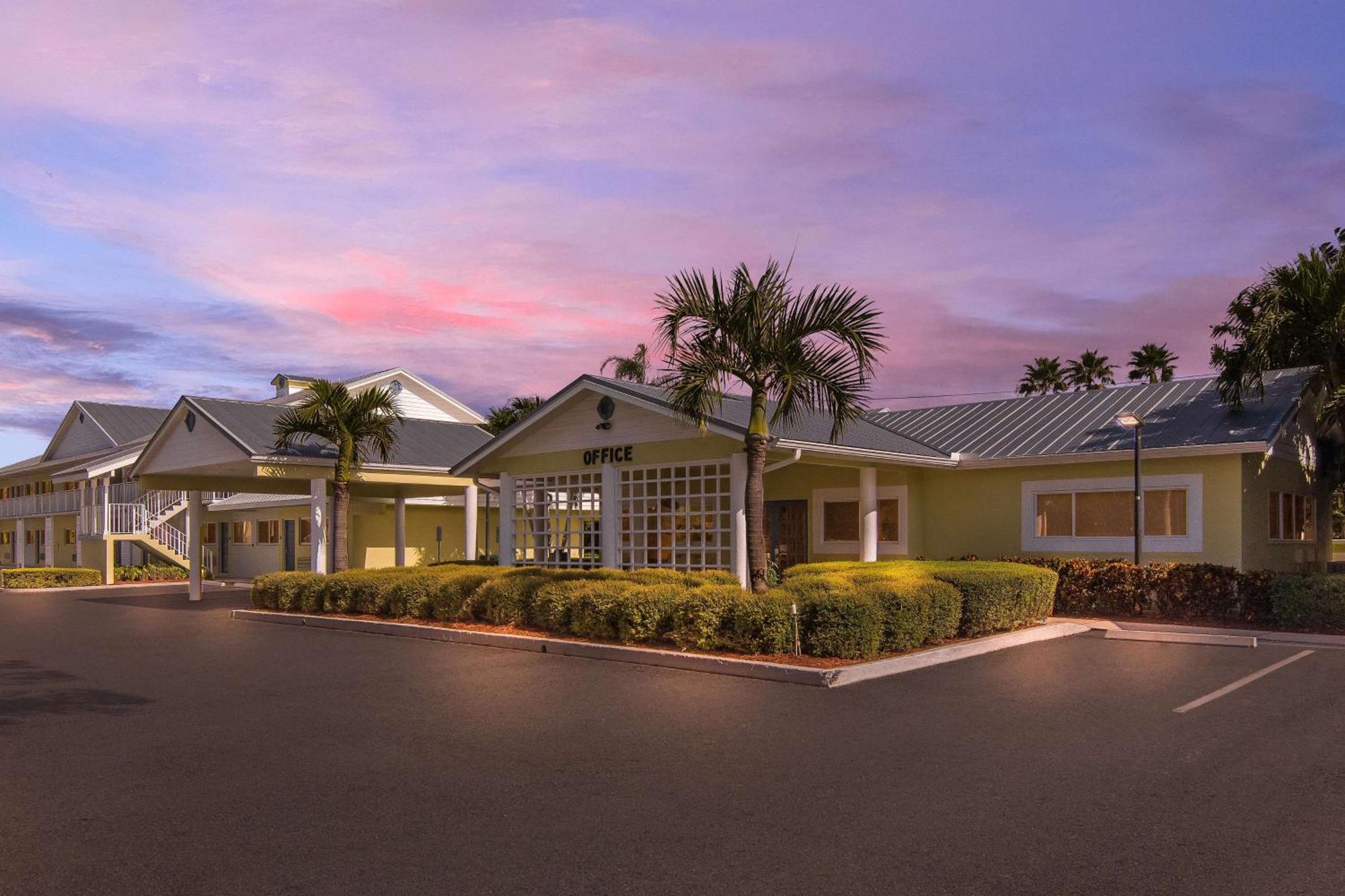 ホテル ベストウェスタン ポート セントルーシー Port St. Lucie エクステリア 写真